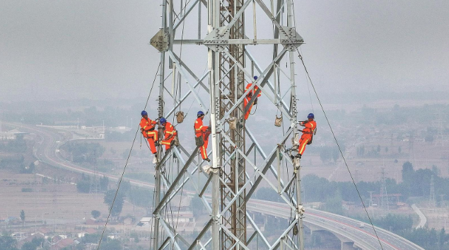 電網(wǎng)員工組立承德東至灤縣雙回500千伏線路工程（唐山段）鐵塔（李崢 攝）.png